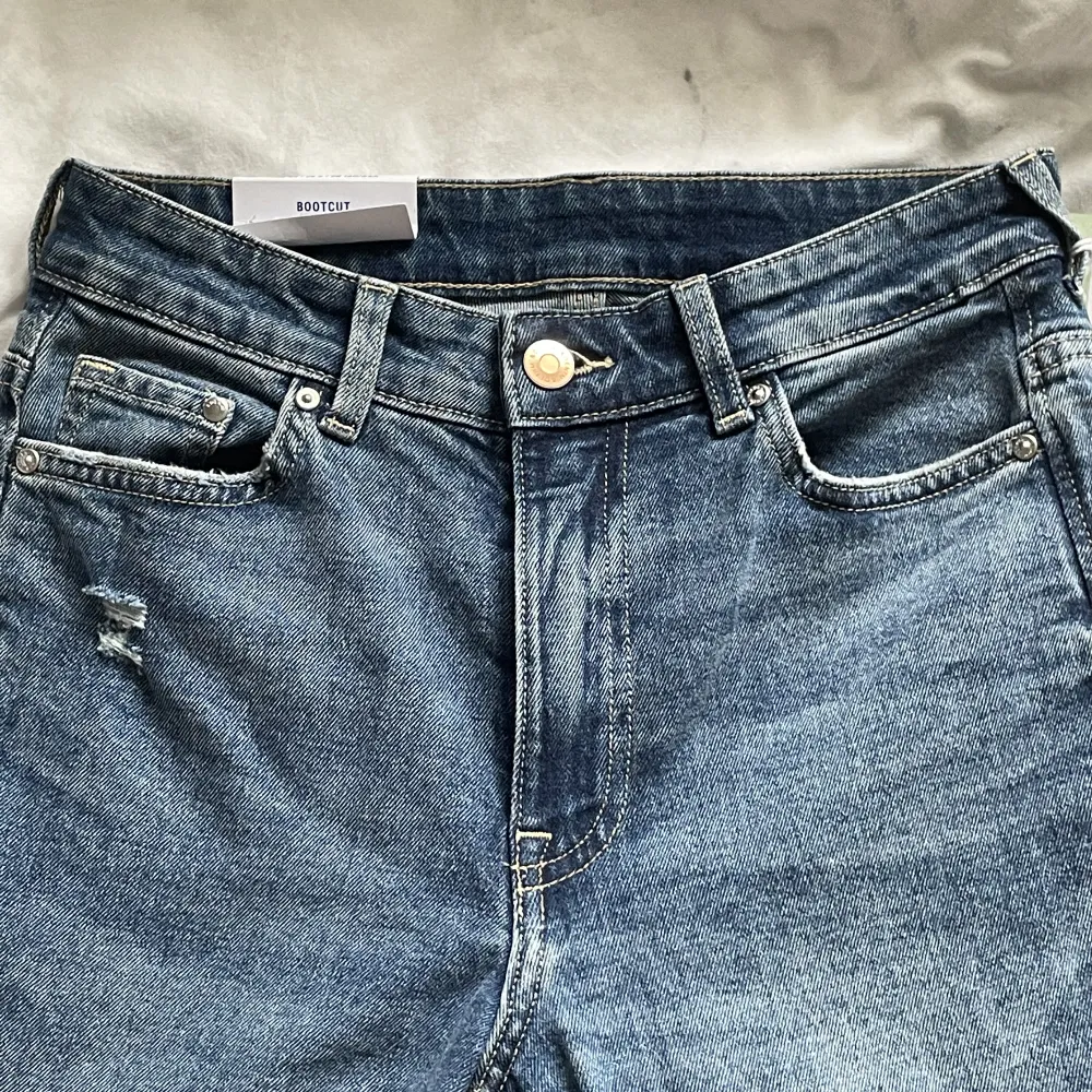 Säljer dessa bootcut jeans från hm i strl 34, helt oanvända. 250kr +frakt. Nypris 350. Jeans & Byxor.