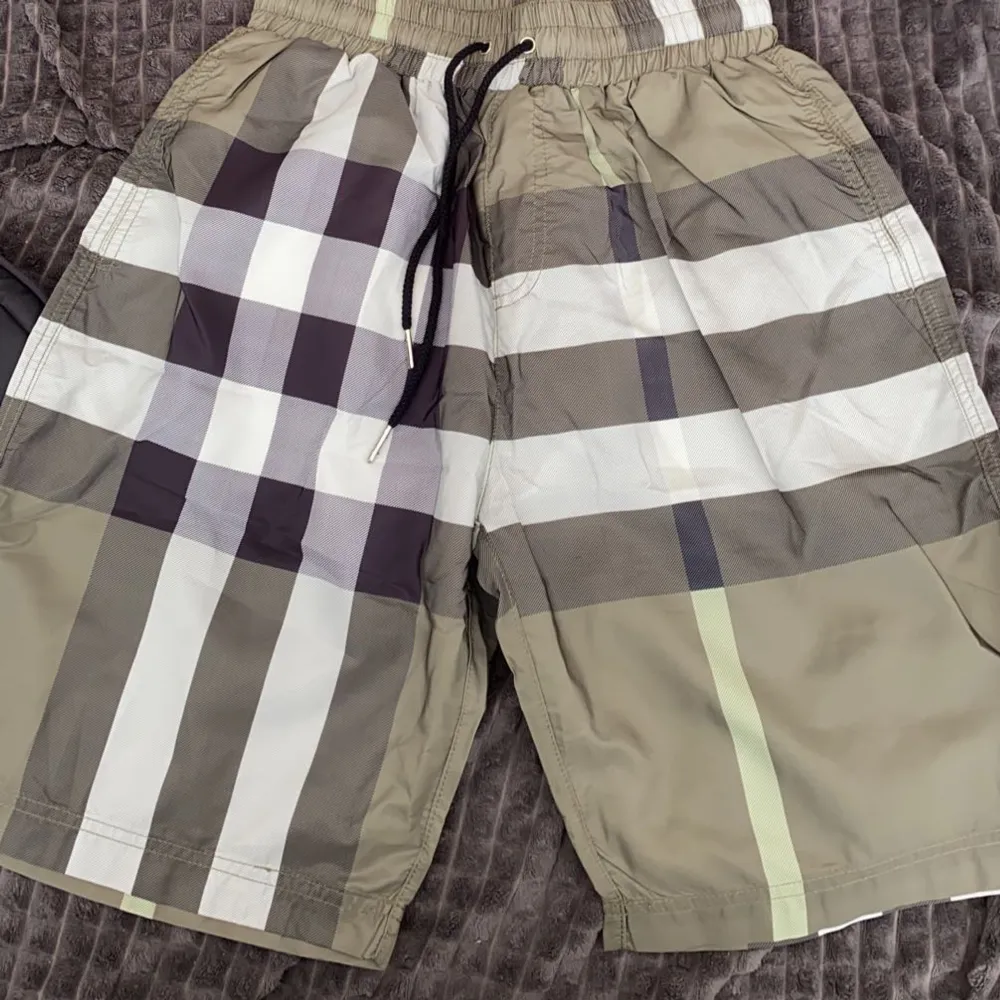 Dessa är ett par burberry shorts perfekt nu i sommarn kondition 10/10 helt oanvända Strlk S (kan gå ner vid snabb affär). Shorts.