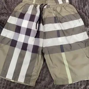 Dessa är ett par burberry shorts perfekt nu i sommarn kondition 10/10 helt oanvända Strlk S (kan gå ner vid snabb affär)