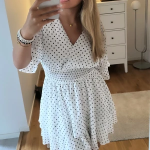 prickig klänning - använd 1 gång💕💕😗superfin