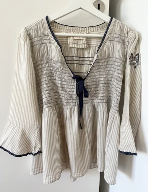 Odd Molly blus - Söt blus från Odd Molly storlek 1. Randig vit/grå, mörkblått band.