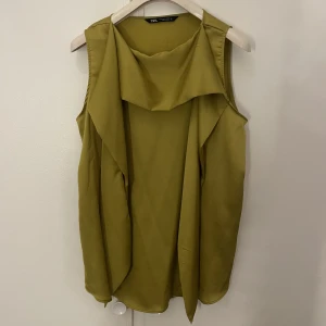 Blus - Grön blus från Zara i storlek S. Kunde inte hitta bild på mig själv med den på förutom den sista. Den är fin och classy men jag har inte funnit fler tillfällen att bära den. Den har en tråddragning som syns på bild 2. Utöver det är den i mycket bra skick.