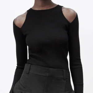 Zara tröja - Söljer denna snygga toppen med cutouts från zara💞