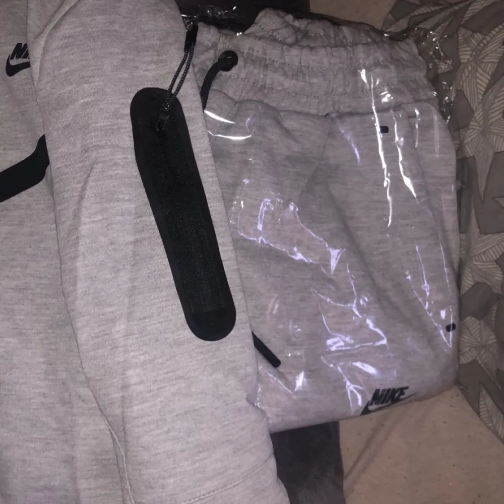 Grå Nike tech kofta storlek L precis som den originella helt ny i paket. Den säljs billigt komplett med både kofta och byxor.. Neuletakit & Villapaidat.