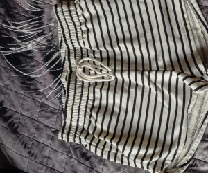 Svart och vitrandiga shorts - Kika och skönt shorts i bomull. Lite för stora för mig. Bara använt de en gång. En normal storlek S.