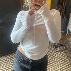 Vit long sleeves  - Vit longörens tröja, super skönt material, detalj vid armarna 