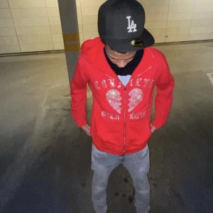 Trotherz ful zip hoodie  - Trotherz tröja ful zip storlek m passar L inga fläckar eller hål 