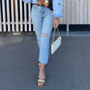 Zara jeans croppade  - Croppade zara jeans i storlek 34. Reva på ena benet. Straight modell. Endast haft de 2 gånger, mycket bra kvalitet. 