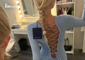 Klänning från resume  - Hej! Säljer denna super fina klänningen perfekt nu till sommaren. Klänning kommer från resumé och är i en fin blả färg! Nypris på den är 1800 Därav säljer jag den för 1400 dả den är helt ny med prislapp på! Stolek: S