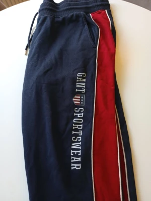 GANT collegebyxor - GANT byxor med fickor och dragsko i midjan herr