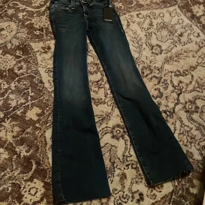 True religon jeans - True religon jeans helt nya super snygga, storlek 25 mid rise bootcut, jag säljer dessa för att jag insåg att jag inte behövde dem  Nypris 1600 kr