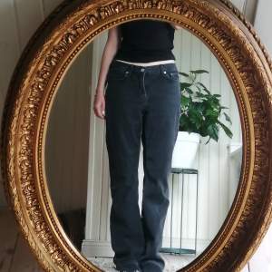 Twig mid straight jeans från weekday, kostar 500 nya. Strl 28 längd 30 (är 160 och de är perfekt längd på mig)  (28/30) deras strl är annorlunda så kolla deras strl innan. Använda men i fint skick. Meddela gärna vid frågor osv! Köparen betalar frakt. 💞💞