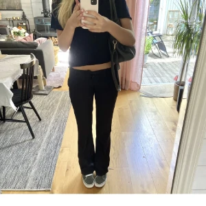 lågmidjade kostymbyxor - säljer mkna lågmidjade kostymbyxor från bikbok då de är små för mig❤️ i jätte fint skick och bara används 3-4 gånger. 