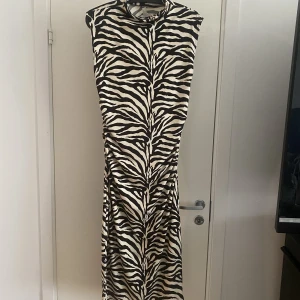 Midi klänning  - Stretch svart vit klänning 