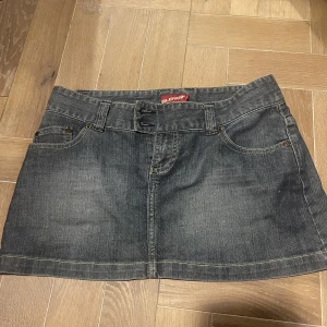 Second hand denim kjol - Köpt second hand, aldrig använt prislapp kvar. 80 cm i midja, 30 cm i längd.