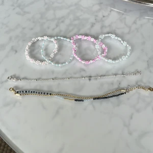 Armband - Armband som aldrig kommer till användning längre, 17kr styck för pärlarmbanden, 80kr för silver armbandet, och 150kr för guldarmbandet som var 300kr nypris☺️☺️