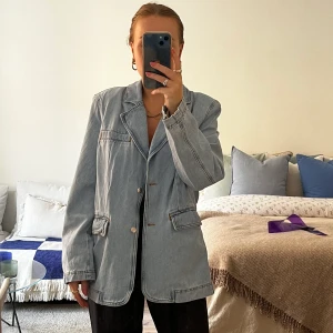 Jeansjacka från NA-KD  - Jeans- jacka/kavaj från NA-KD. Funkar lika bra att ha inomhus på vintern som utomhus på våren. Använd ett fåtal gånger. 