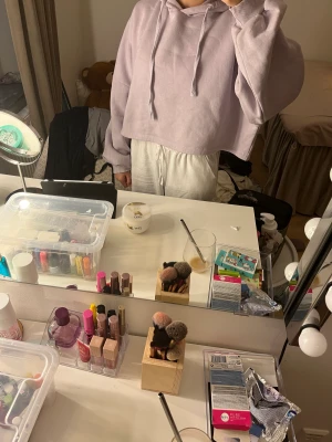 Lila hoodie  - Den är i storlek L men jag som har storlek xs och den sitter såhär på mig.  Köpt på Gina tricot och använd under 5 gånger.