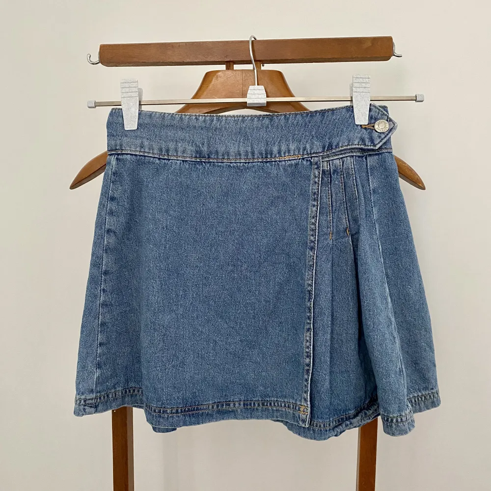 En mini jeanskjol med omlott design. Supersöt, men inte riktigt min stil längre. . Kjolar.