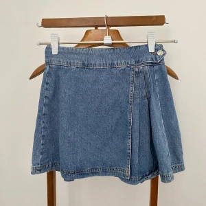 Minikjol - En mini jeanskjol med omlott design. Supersöt, men inte riktigt min stil längre. 