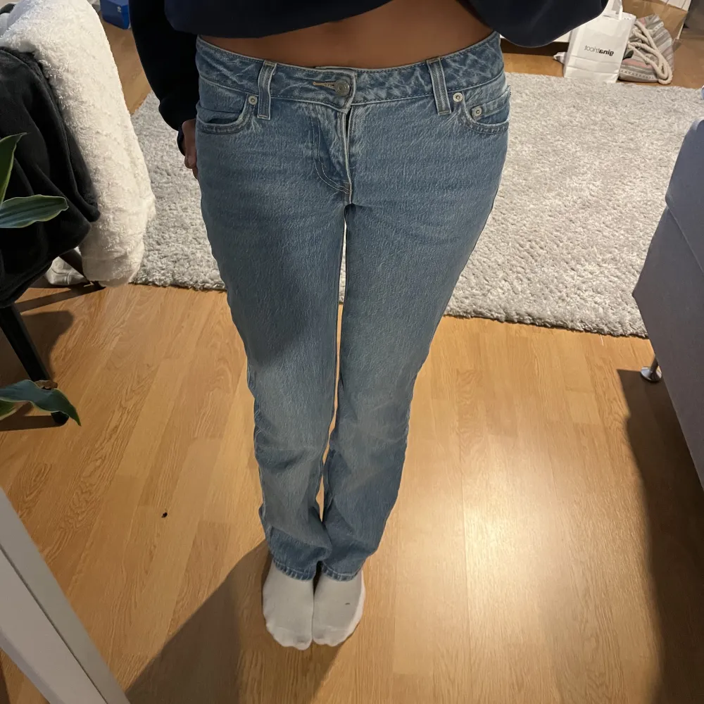 Blåa Levi’s jeans som tyvärr blivit för små för mig,  sparsamt använda och i fint skick✨strl 23/33, pris kan diskuteras💙 . Jeans & Byxor.