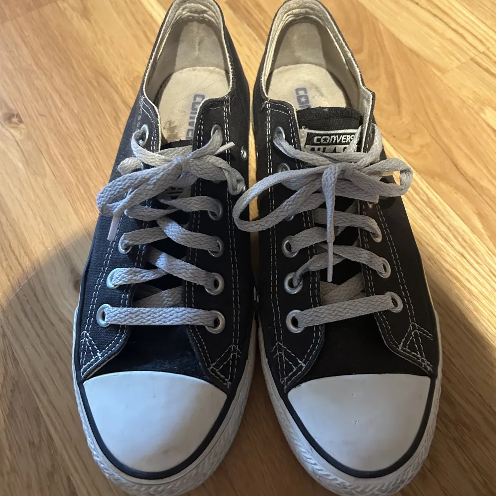 Säljer min converse skor då dem inte används längre, bra sick och sparsamt använda i storleken 5,5 vilket motsvarar ca 38/39 . Skor.