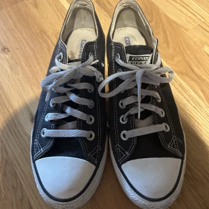 Converse - Säljer min converse skor då dem inte används längre, bra sick och sparsamt använda i storleken 5,5 vilket motsvarar ca 38/39 