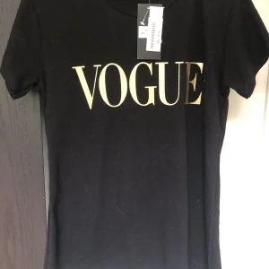2 st Vouge t-shirt - 2 st Vouge t-shirt. En i s/m och en i m/l 150kr för båda två (paketpris)