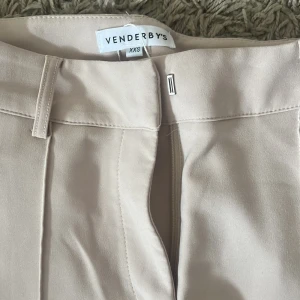 Venderbys kostymbyxor  - Fina beiga kostymbyxor från venderbys Oanvända då de är lite för långa för mig. Nypris ca 700kr säljer för 300kr storlek xxs 💕