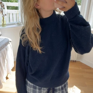 Stickad tröja - Stickad mörkblå tröja från &other stories, nypris 349kr tror jag💙lite nopprig men inget som syns på håll