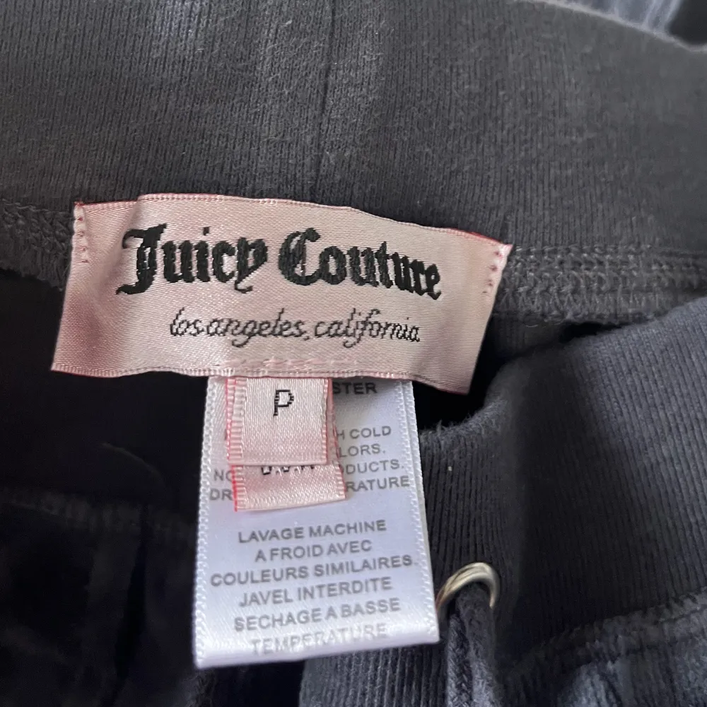 Säljer nu mina fake juicy byxor från ali express, säljer på grund utav att dom tyvärr inte kommer till användning , Jätte fint skick använda fåtal gånger 💕. Jeans & Byxor.