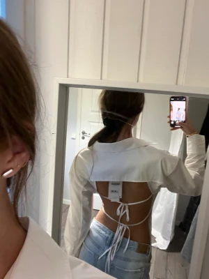 Zara shorta med öppen rygg  - Zara shorta med öppen rygg aldrig använt, lappen sitter kvar. 