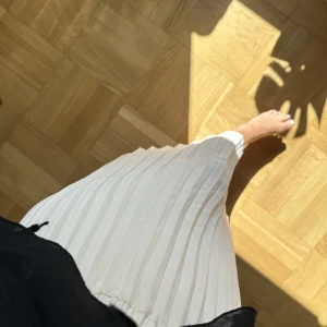 Kjol - Superfin och somrig kjol om går en bit nedanför knäna🤍