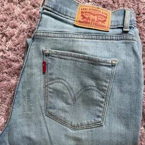 Raka jeans från Levis  - Raka jeans i storlek 26. Trendig modell. Fint skick.