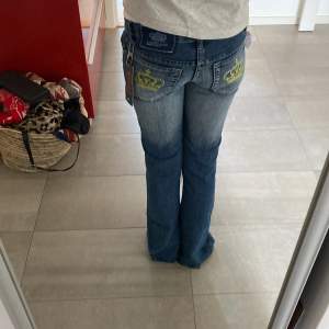 Helt nya Victoria Beckham jeans I storlek 26. Säljer då de är för långa. 600 är utgångspris. Serösa bud! 