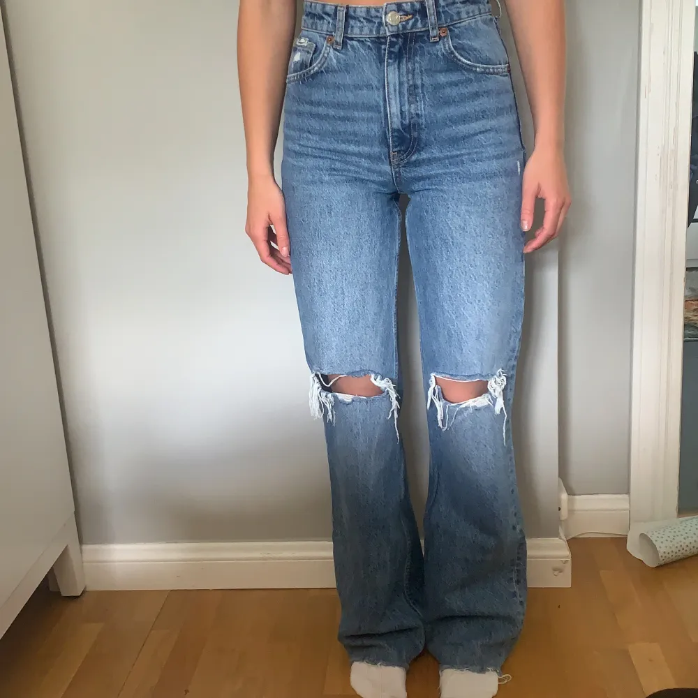 Snygga lite längre raka jeans med hål vid knäna. Väldigt bra skick, som nya! . Jeans & Byxor.