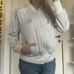 Adidas kofta - Säljer fler!! Så fin vit adidas kofta i storlek xs, passar även en S om man vill ha den lite tajtare. Använd gärna köp nu
