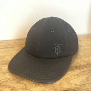 Burberry keps - Hej! Säljer min Burberry Monogram embroidered gabardine cap i storlek xs som är köpt från Farfetch för 3 800 kr priset har nu höjts till 4 000 kr och säljs av mig nu för 2 250 kr. Bra skick skulle säga 8/10 inte så använd. Kvitto finns.