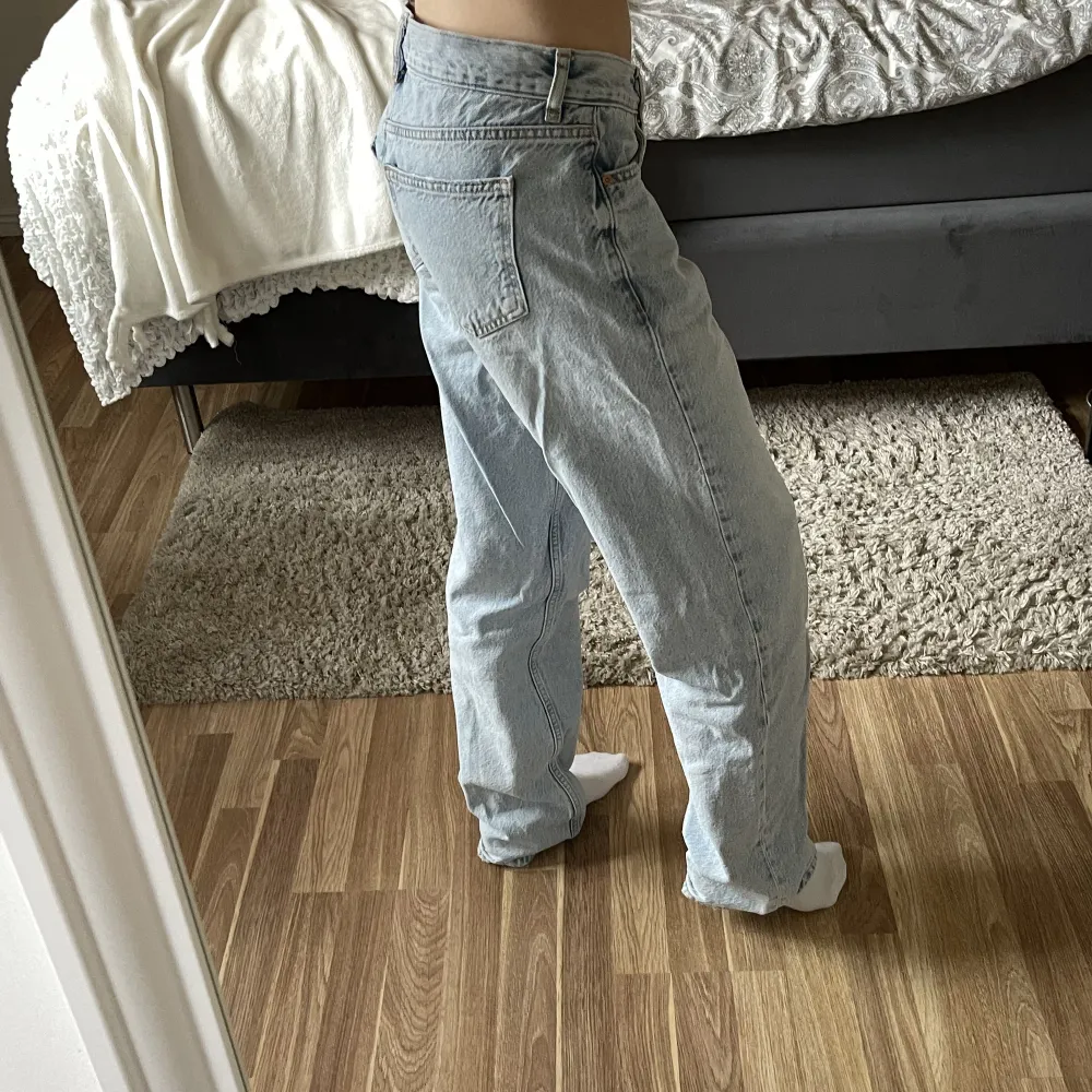 Ljusblåa straightleg low waist jeans från Gina tricot. Mycket bra skick!. Jeans & Byxor.