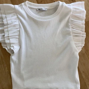 Zara topp - Säljer min topp med volangärmar från Zara eftersom att den inte kommer till användning🫶🏼