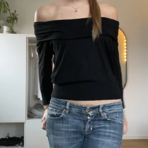 Snygg tröja  - Super snygg tröja som går att vika ner så den blir offshoulder, går även att ha vanligt. Köpte secondhand o kommer inte till användning längre💞 TRYCK PÅ KÖP NU