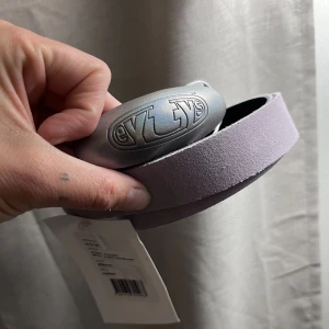 Eytys bälte/skärp - Aldrig använt skärp i ljuslila mocka från Eytys. 95 cm men kan enkels anpassas med håltagare. Kostade över 1000kr