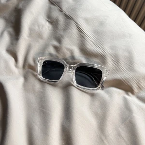 Genomskinliga solglasögon 4kanter  - Dessa otroligt snygga solglasögon som passar perfekt på killar och tjejer. Går till alla olika kläder för sommaren men även andra årstider.   Fraktar ifrån Stockholm 