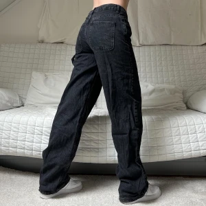 Baggy Jeans - Midja: 78cm✨Innerben: 83cm✨Storleken är W28L32💕Endast använda en gång👍Jag på bilderna är 172cm lång och brukar ha storlek 38❤️