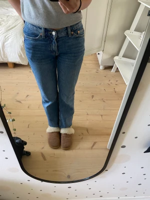 Blåa jeans från weekday💕 - Säljer dessa fina jeansen från weekday i strl 24/30💕 Jeansen är i fint skick och de är inte använda speciellt smyckets. Jeansen är lite korta på mig som är 163💕 Jag köpte jeansen förra året för 590 och säljer nu får 200 + frakt💕 Skriv fler bilder💗 