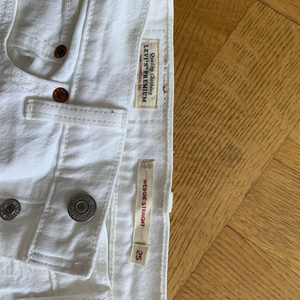 Vita jeans från Levi’s. Modellen ”Wedgie straight”. Storlek 25. Köpta för 1199kr. Knappt använda. . Jeans & Byxor.