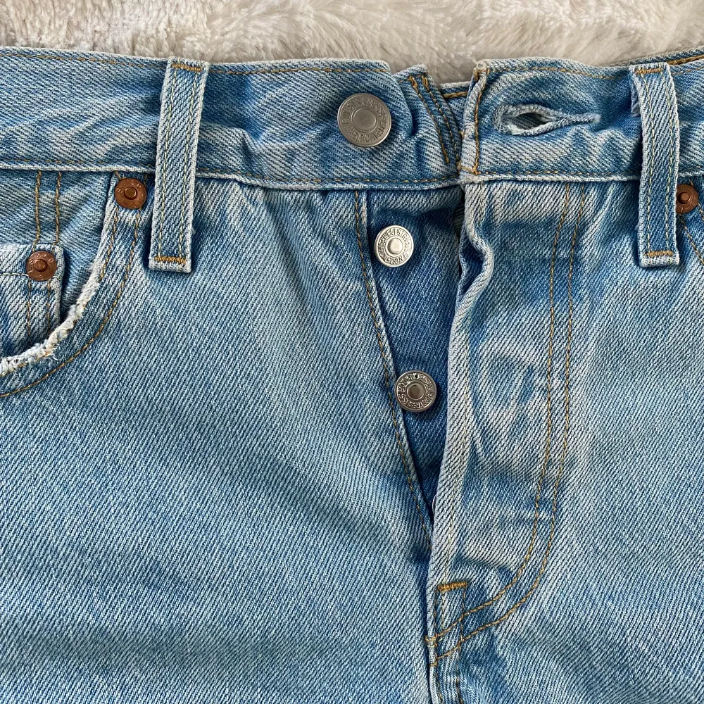 Snyggaste jeansshortsen jag vet!!! Köpta förra sommaren och använda endast ett fåtal gånger, i mycket fint skick 💙 säljer pga att dem tyvärr är för små för mig. Strl W23 💙 perfekt passform, medelhög midja, modell 501 💙 köpta för ca 750kr. Shorts.