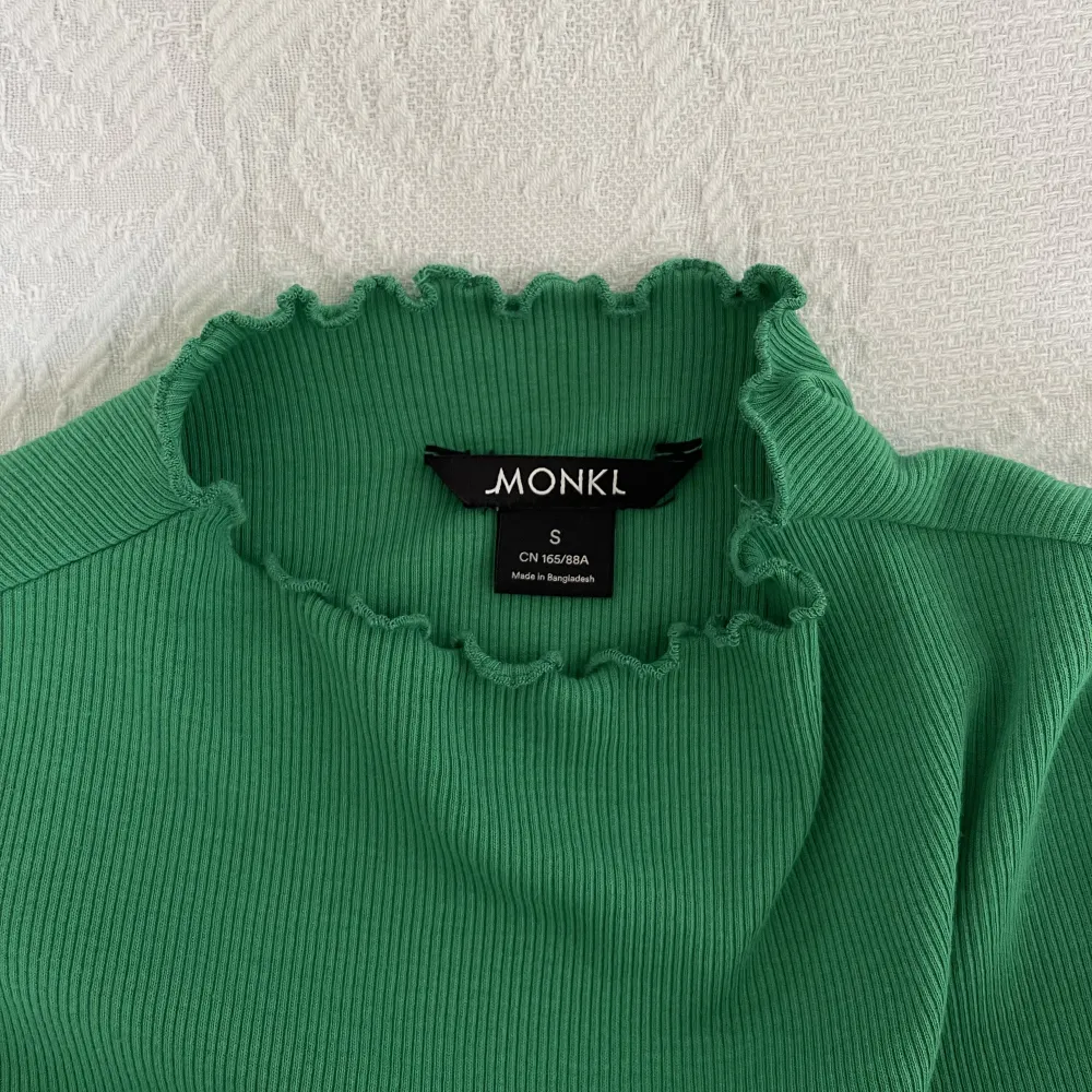 Långärmad grön tröja från MONKI! Knappt använd 🍀. Toppar.