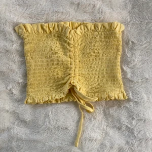 Topp BikBok - Söt topp från Bik Bok i strl S 💛 knappt använd, mycket fint skick! 💛