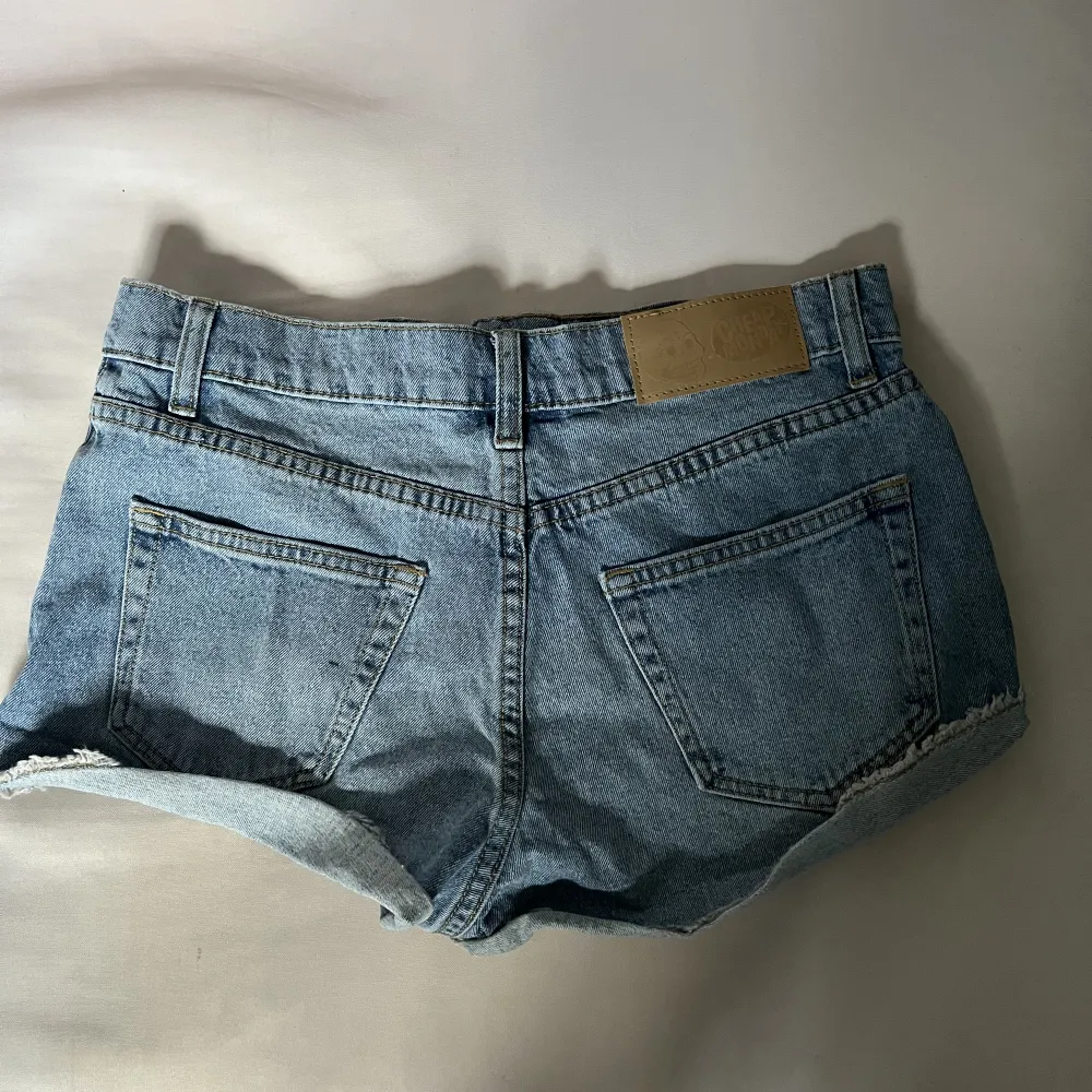 Ett par ljusa jeansshorts i storlek 27 💙. Shorts.